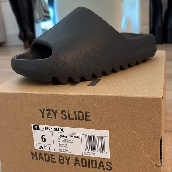 Yeezy Slides - Picture 1 of 3